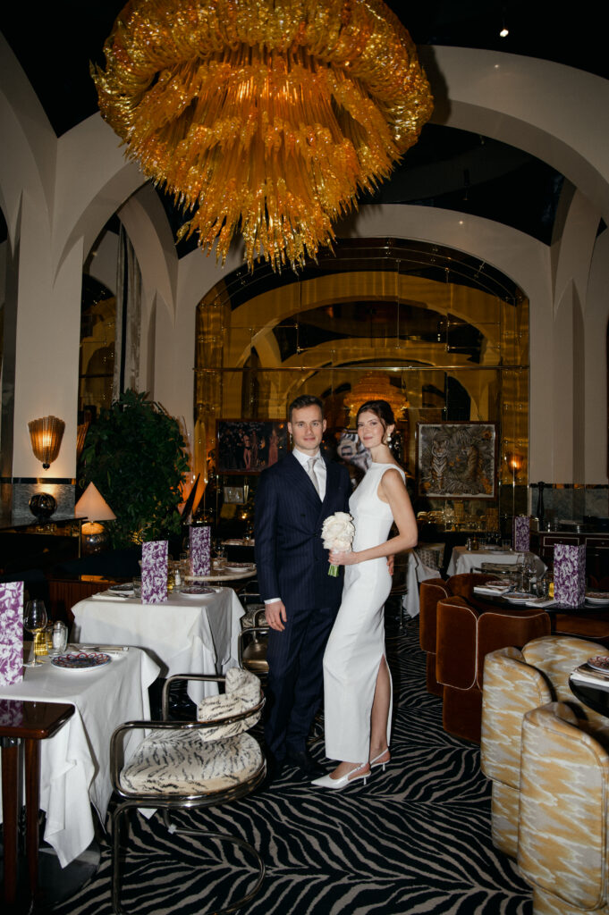 Réception élégante chez Gloria Osteria Paris après un mariage parisien chic, séance couple mariage paris restaurant flash editorial